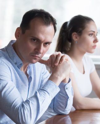 https://www.shutterstock.com/fr/image-photo/stubborn-couple-avoid-looking-each-other-1173702415