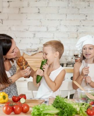 https://image.freepik.com/photos-gratuite/famille-prepare-dejeuner-dans-cuisine-maman-apprend-sa-fille-son-fils-preparer-salade-legumes-frais-aliments-naturels-sains-vitamines-pour-enfants_91497-4774.jpg