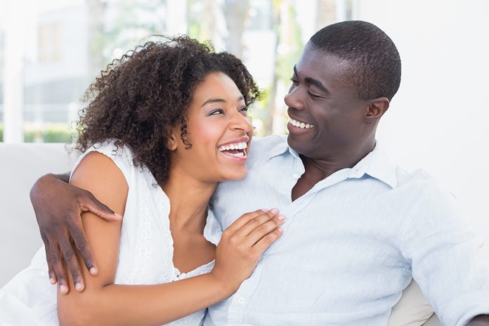 https://www.shutterstock.com/fr/image-photo/attractive-couple-cuddling-on-couch-home-206404861
