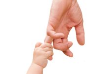 la-main-de-l'enfant-tient-la-main-du-père-isolé-children's-hand-holds-the-hand-of-the-father-isolated