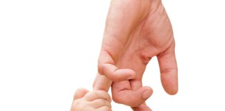 la-main-de-l'enfant-tient-la-main-du-père-isolé-children's-hand-holds-the-hand-of-the-father-isolated